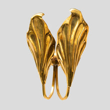 Load image into Gallery viewer, Pair of Vintage brass shape leaf wall lights by Tommaso Barbi