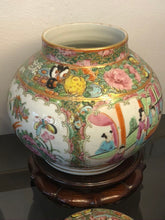 Load image into Gallery viewer, 19th century Famille Verte Chinese canton ware ginger jars and lids
